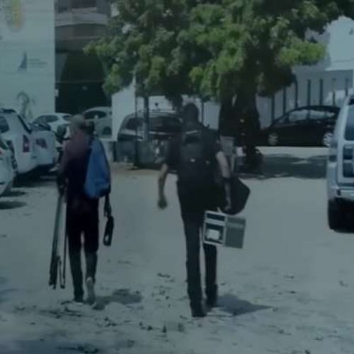 Equipe de TV é agredida ao vivo durante reportagem (Veja o vídeo)