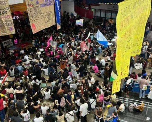 Mais de 50 universidades federais paralisadas por greve e governo permanece em silêncio