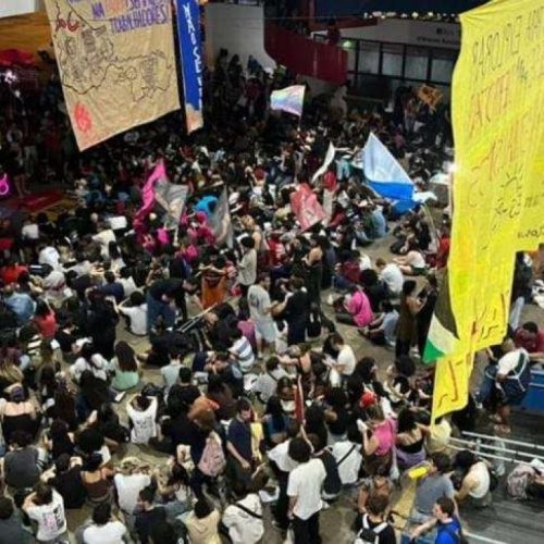 Mais de 50 universidades federais paralisadas por greve e governo permanece em silêncio