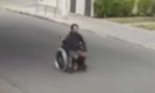 Cadeirante persegue e ataca duas mulheres (VEJA O VÍDEO)