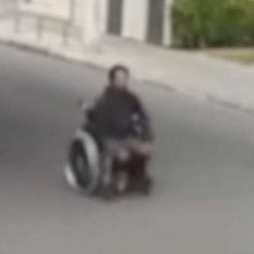 Cadeirante persegue e ataca duas mulheres (VEJA O VÍDEO)