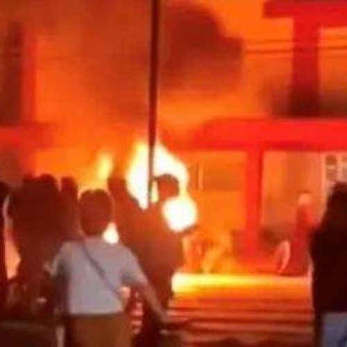 Manifestantes incendeiam sede do Partido Comunista em Cuba após apagões e falta de alimentos