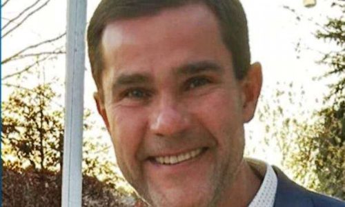 Prefeito dos EUA é preso após câmera flagrar homem cheirando calcinhas usadas de adolescente sob seus cuidados