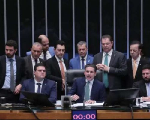Hugo Motta sob tensão: o que a decisão de Moraes implica