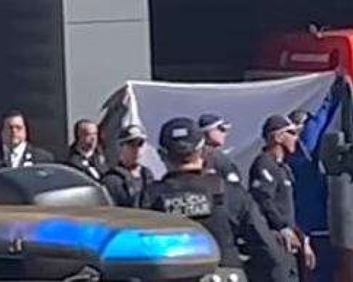 Bolsonaro e o extermínio de sua imagem: entre a máscara de ferro e a tentativa de apagá-lo da história