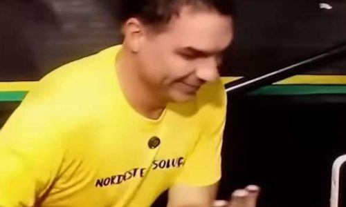 Flávio Bolsonaro desembarca no Nordeste com camiseta provocativa e recado sobre o futuro do Brasil