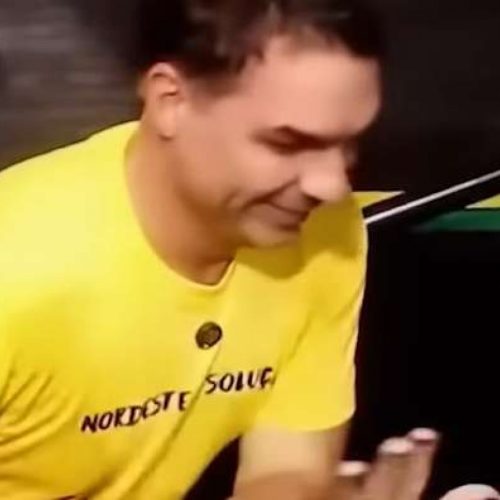 Flávio Bolsonaro desembarca no Nordeste com camiseta provocativa e recado sobre o futuro do Brasil