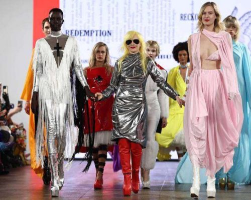 Mundo da moda perde ícone que vestiu Lady Gaga e princesa Diana