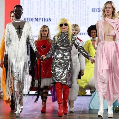Mundo da moda perde ícone que vestiu Lady Gaga e princesa Diana