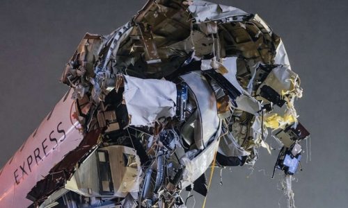 Colisão fatal em aeroporto de Nova York: carro de bombeiros atinge avião e mata piloto e copiloto