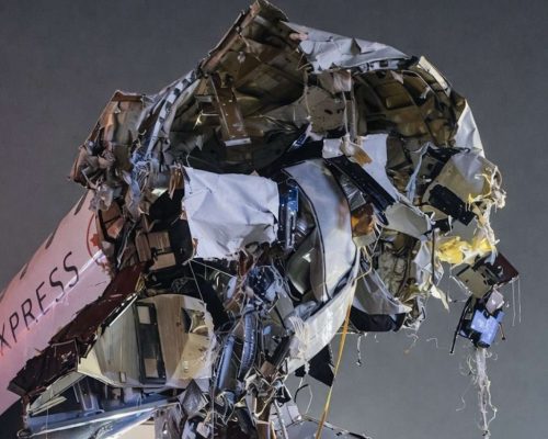 Colisão fatal em aeroporto de Nova York: carro de bombeiros atinge avião e mata piloto e copiloto