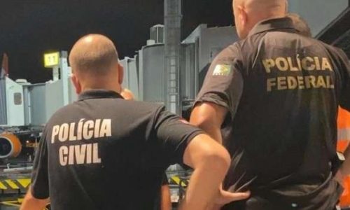 Cantor que ‘fez o L’ para Lula é detido em aeroporto com dois tipos de drogas na bagagem