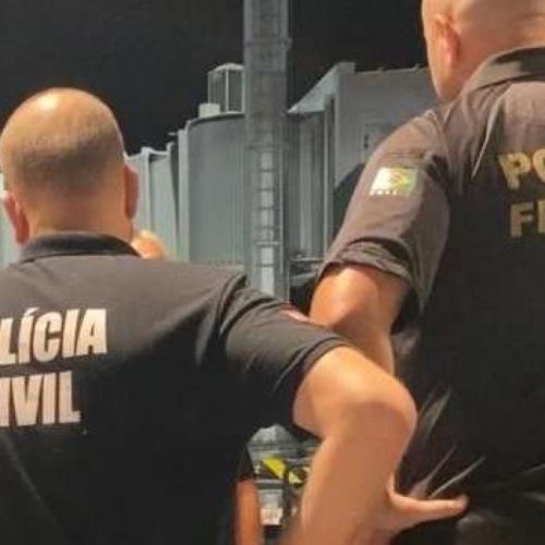 Cantor que ‘fez o L’ para Lula é detido em aeroporto com dois tipos de drogas na bagagem