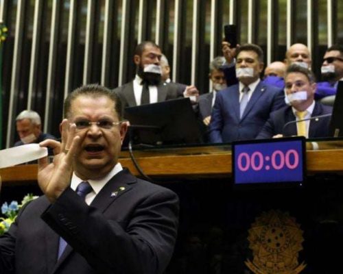 Oposição faz pressão máxima para votar anistia e quer projeto na pauta amanhã