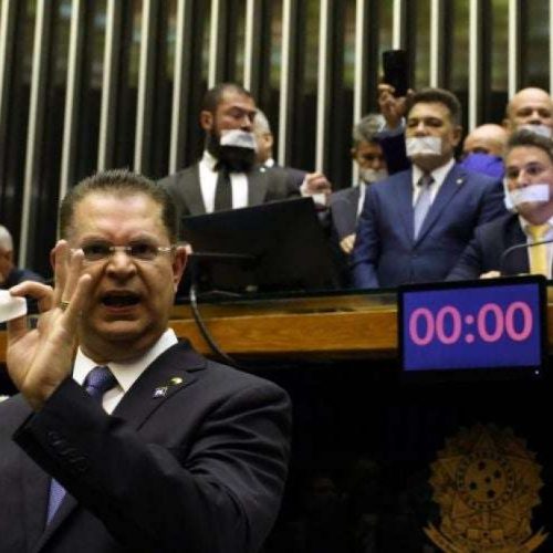 Oposição faz pressão máxima para votar anistia e quer projeto na pauta amanhã
