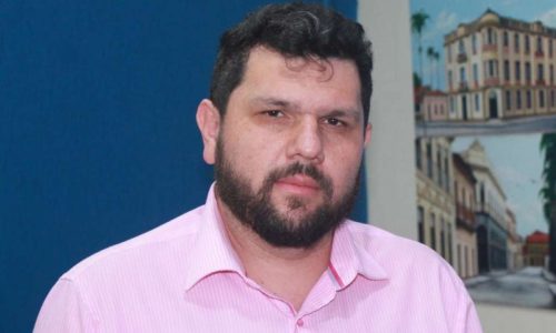 Jornalista perseguido por Moraes prepara candidatura a deputado federal e planeja retorno ao Brasil
