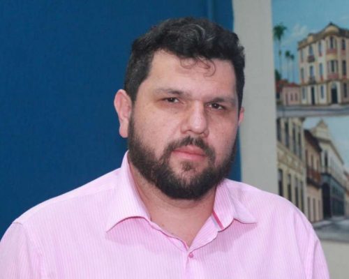 Jornalista perseguido por Moraes prepara candidatura a deputado federal e planeja retorno ao Brasil