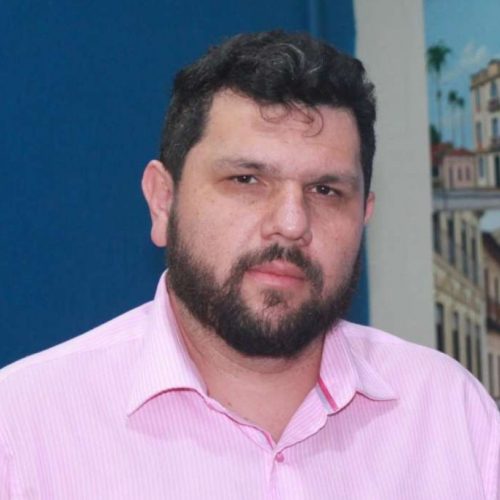 Jornalista perseguido por Moraes prepara candidatura a deputado federal e planeja retorno ao Brasil