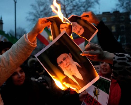 A iminente queda do aiatolá desnuda as contradições da esquerda