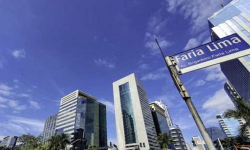 O verdadeiro poder do país age nos bastidores: bancos mandam, mídia obedece