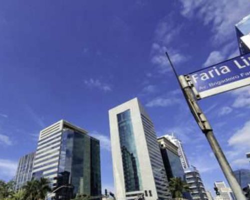 O verdadeiro poder do país age nos bastidores: bancos mandam, mídia obedece