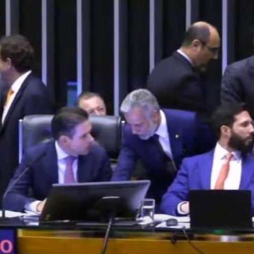 Izalci Lucas pressiona Congresso sobre anistia a Bolsonaro