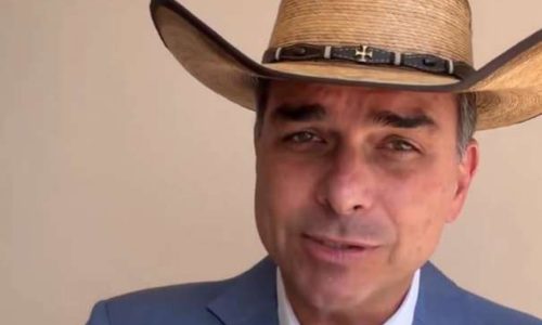 Flávio Bolsonaro faz pronunciamento no Dia do Trabalhador e mobiliza apoiadores