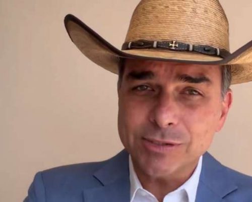 Flávio Bolsonaro faz pronunciamento no Dia do Trabalhador e mobiliza apoiadores