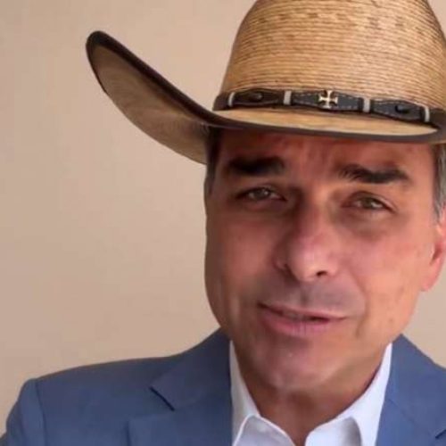 Flávio Bolsonaro faz pronunciamento no Dia do Trabalhador e mobiliza apoiadores