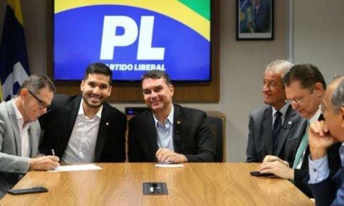 PL ultrapassa 100 deputados na onda de Flávio Bolsonaro enquanto PT estagnou no governo