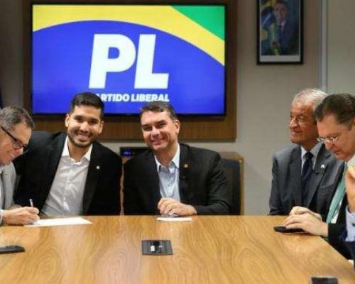 PL ultrapassa 100 deputados na onda de Flávio Bolsonaro enquanto PT estagnou no governo