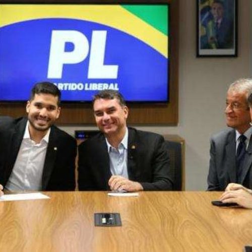 PL ultrapassa 100 deputados na onda de Flávio Bolsonaro enquanto PT estagnou no governo