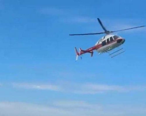 Helicóptero faz pouso forçado em praia lotada do Rio de Janeiro e três pessoas são resgatadas com vida