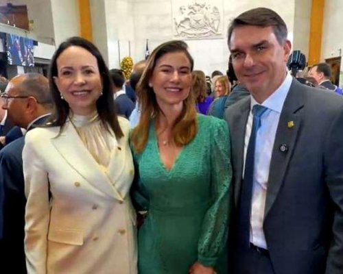 Flávio Bolsonaro marca presença em posse no Chile e se encontra com Maria Corina Machado enquanto Lula desiste de comparecer