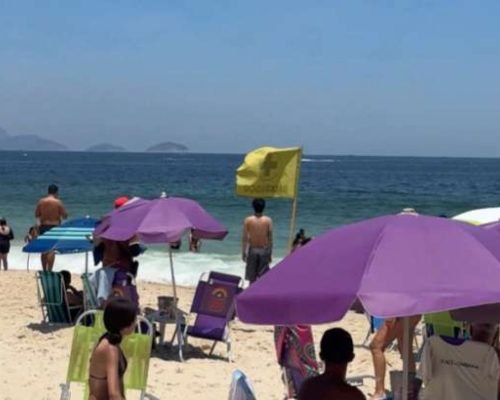 Avião que caiu em Copacabana tem corpo do piloto localizado e é removido