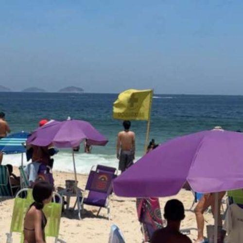 Avião que caiu em Copacabana tem corpo do piloto localizado e é removido