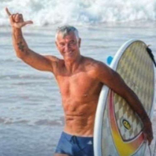 Surfista veterano e ex-salva-vidas morre após mal súbito no mar de Salvador