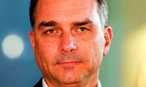 Flávio Bolsonaro está a uma canetada de ser impedido de concorrer em 2026