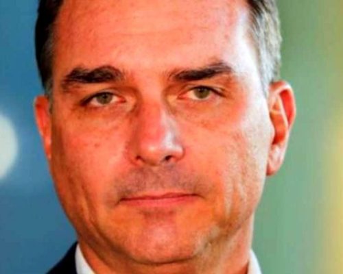 Flávio Bolsonaro está a uma canetada de ser impedido de concorrer em 2026