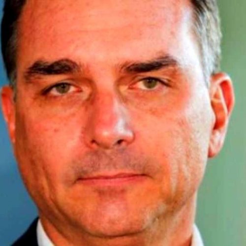 Flávio Bolsonaro está a uma canetada de ser impedido de concorrer em 2026
