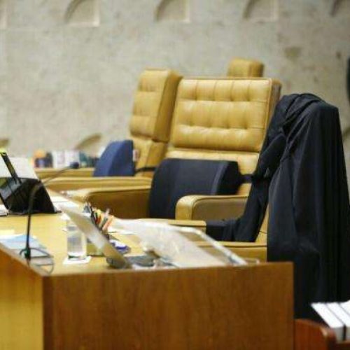 Era só o que faltava: Ministros do STF abandonam a toga e opinam sobre a candidatura de Flávio