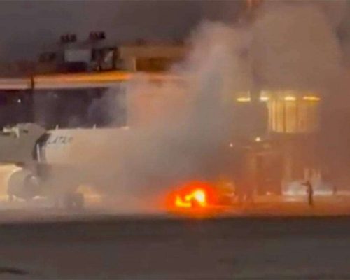Avião lotado pega fogo na pista de aeroporto em SP  (veja o vídeo)