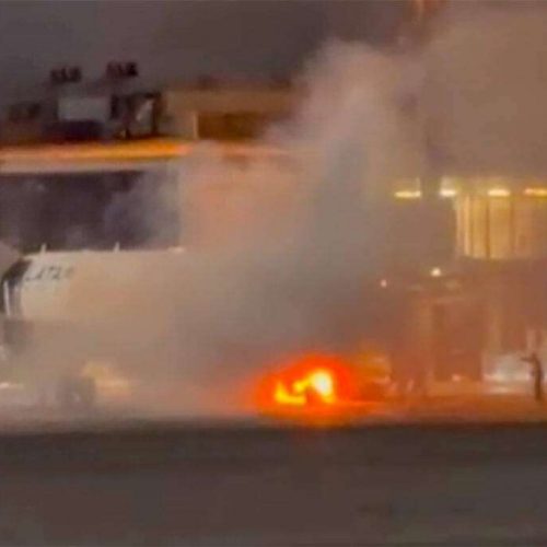 Avião lotado pega fogo na pista de aeroporto em SP  (veja o vídeo)