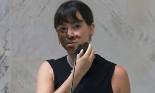 Deputada se cansa, se pinta de preto em plenário e deixa a esquerda em surto! Veja o vídeo!
