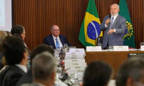 Voo de Flávio Bolsonaro provoca atrito entre ministros de Lula em reunião ministerial