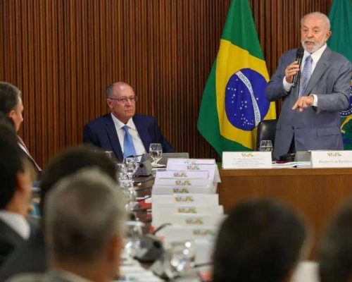 Voo de Flávio Bolsonaro provoca atrito entre ministros de Lula em reunião ministerial