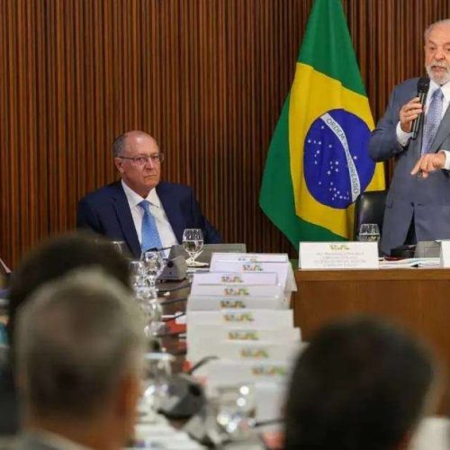 Voo de Flávio Bolsonaro provoca atrito entre ministros de Lula em reunião ministerial