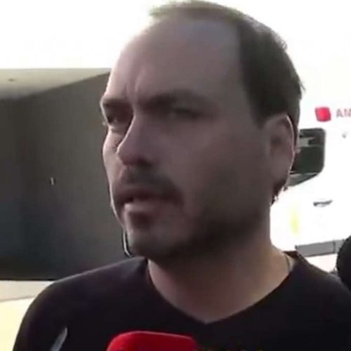 Bolsonaro Internado: Carlos Vai ao Hospital Para ‘Olhar Pra Ele’ – Veja o Vídeo!