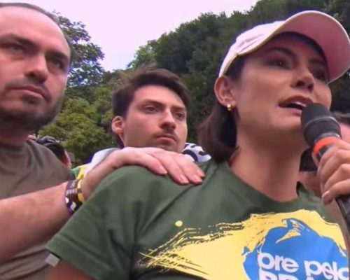 Carlos Bolsonaro dispara recado enigmático e atinge Michelle Bolsonaro