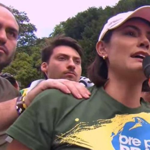Carlos Bolsonaro dispara recado enigmático e atinge Michelle Bolsonaro